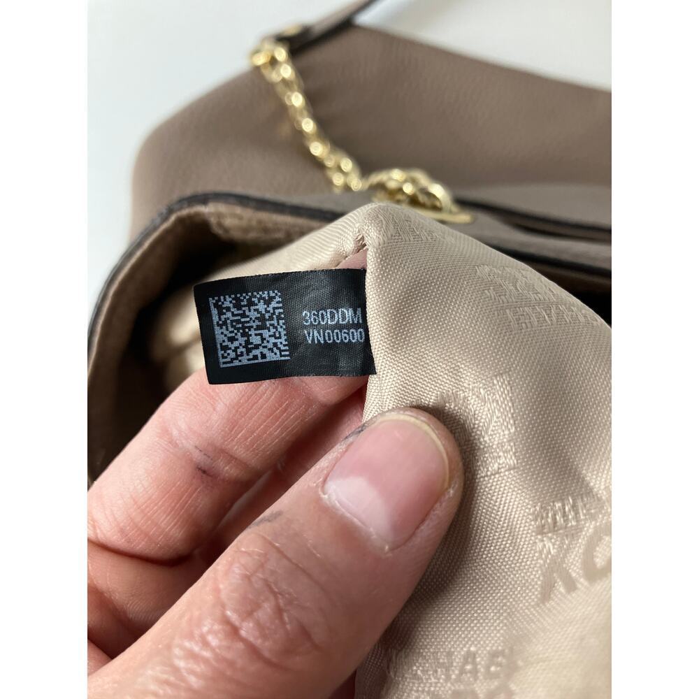 MICHAEL KORS, LARGE TAUPE PEBBLED LEATHER SHOULDER BAG - Picture 15 of 16